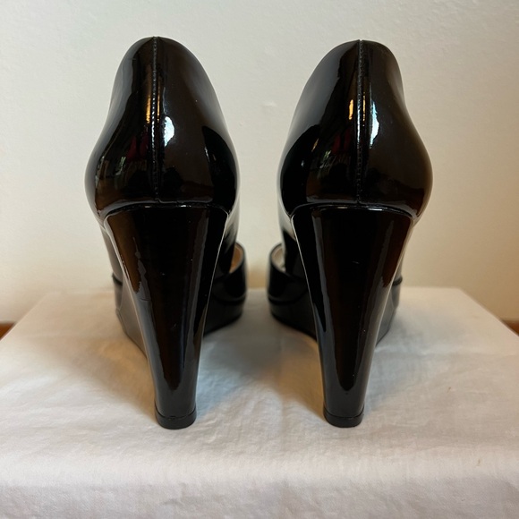 KORS Michael Kors Black Patent Leather Wedge Heels Peep Toe Women’s Size 9.5 - Picture 8 of 8